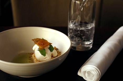 Helsinkiläinen Michelin-ravintola Chef & Sommelier tarjoili mantelia ja mesiangervoa vuonna 2014.