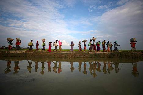 Myanmarista pakenevia rohingyoja Myanmarin ja Bangladeshin rajan ylityksen jälkeen.