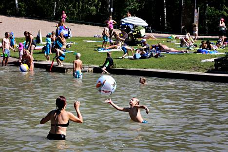 Pirkkolan Plottina tunnettu uima-allas on suosittu kesäpäivän viettopaikka. 