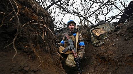 Ukrainalaissotilas juoksuhaudassa Robotynen lähistöllä Zaporižžjan alueella helmikuussa.