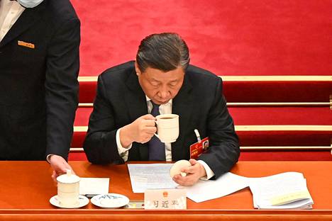 Kiinan kommunistisen puolueen johtaja Xi Jinping nautti kupposen teetä viime keskiviikkona kansankongressin istunnossa.