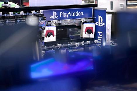 Suuret siruvalmistajat kertovat, että sirujen kysyntä on laskenut huomattavasti. Sonyn Playstation 5 -pelikonsolin ostaminen on silti Suomessa yhä vaikeaa. 
