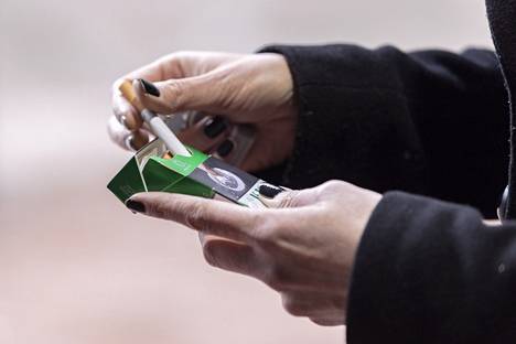 Makutupakan myynti kiellettiin Suomessa vuonna 2016, mentolisavukkeiden myynti vuonna 2020. Samoihin aikoihin makutupakan kieltämisen kanssa markkinoille ilmestyi makukortteja, joita voi käyttää myös tupakan maustamiseen.