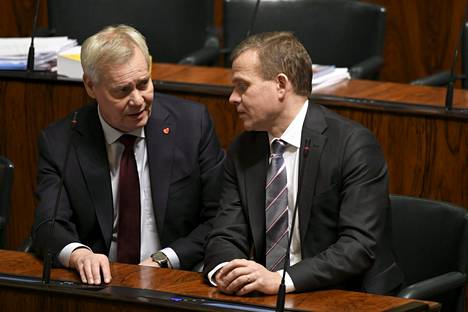 Edellisiä hallitusneuvotteluja vetänyt entinen pääministeri Antti Rinne (sd) ja kokoomuksen puheenjohtaja Petteri Orpo kuvattiin eduskunnassa 2019.