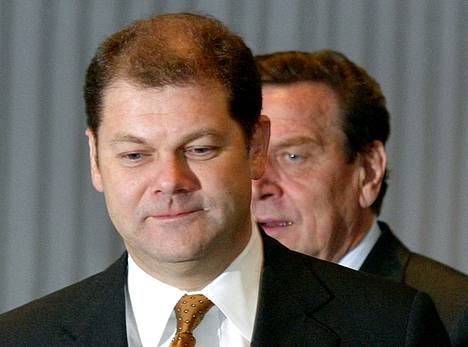 Olaf Scholz valittiin Saksan liittopäiville ensimmäistä kertaa 1998, kun Gerhard Schröder oli Saksan liittokansleri. Schröderin johtaessa demareita Scholzista tuli puoluesihteeri vuonna 2002.