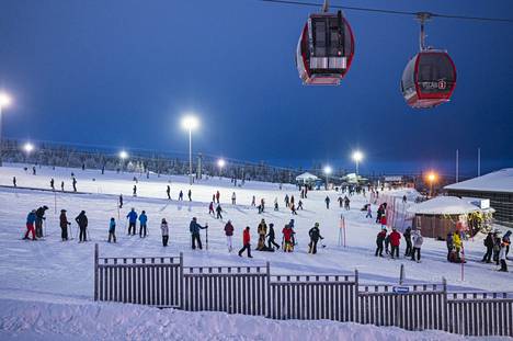 Joulun ja uudenvuoden lomakausi on vilkasta aikaa Lapin hiihtokeskuksissa. Kuva torstai-iltapäivältä Ylläkseltä Ylläsjärven puoleisista rinteistä.