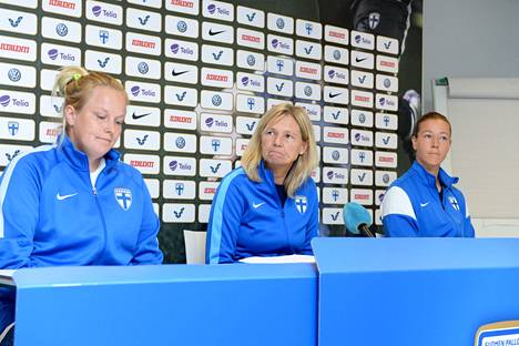 Apuvalmentaja Maiju Ruotsalainen, päävalmentaja Anna Signeul ja pelaaja Tinja-Riikka Korpela jalkapallon naisten A-maajoukkueen tiedotustilaisuudessa Helsingissä syyskuussa  2017.