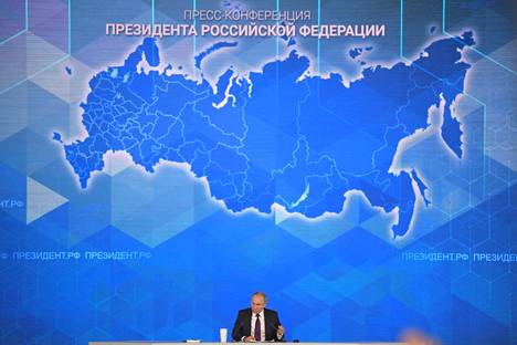 Presidentti Vladimir Putinin taustalle heijastettiin Venäjän kartta hänen pitäessään vuosittaista lehdistötilaisuuttaan Kremlin Maneesisalissa joulun aatonaattona.
