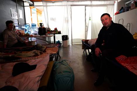 Herman Fjodorov istuu ukrainalaispakolaisten infokeskuksessa Tallinnan linja-autoasemalla 11. toukokuuta.