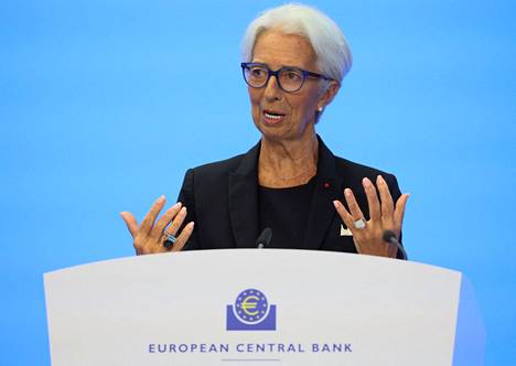 Euroopan keskuspankin pääjohtaja Christine Lagarde kertoi rahapolitiikasta päättävän neuvoston yllättävistä päätöksistä lehdistötilaisuudessa torstaina.