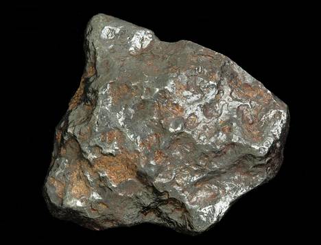 Meteoriitin löytäjä Pekka Vallimies luuli löytöään ensin malmilohkareeksi, mutta ruosteen alta paljastuikin metallista rautaa.