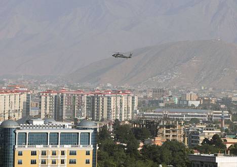 Naton helikopteri lensi Kabulin yllä heinäkuussa 2020.