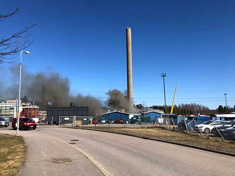 Tummaa savua nousi Oulunkylän lämpökeskuksen alueelta perjantaina alkuilpapäivästä.