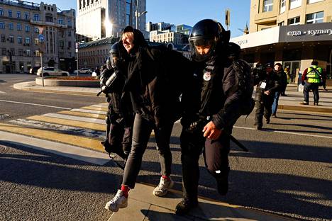 Poliisit pidättivät Moskovassa Venäjän hyökkäystä vastaan protestoineen miehen 27. helmikuuta.