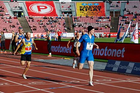 Samuel Purola juoksi voittoon 200 metrillä Tampereen Kalevan kisoissa elokuussa 2021. Samuli Samuelsson tulee toiseksi.