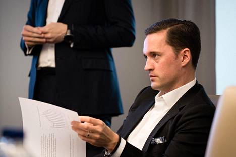 Tomas von Rettig, 38, on Rettigin perheyhtiön uusi hallituksen puheenjohtaja. Taustalla yhtiön toimitusjohtaja Matts Rosenberg.