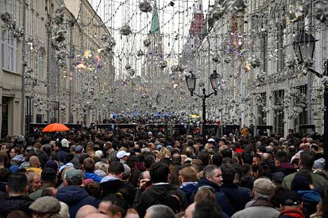 Miehitettyjen alueiden liittämisseremonia keräsi Moskovan keskustaan perjantaina paljon väkeä.