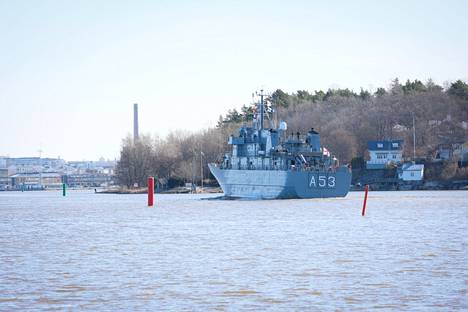 Latvialainen miinantorjunta-alus LVNS Virsaitis saapui Turun satamaan maanantaina aamulla. 