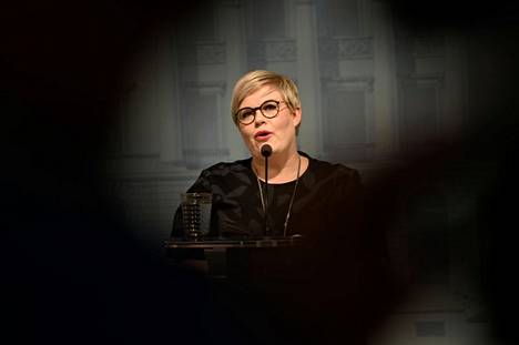 Valtiovarainministeri Annika Saarikko (kesk) puhui tiedotustilaisuudessa torstaina.