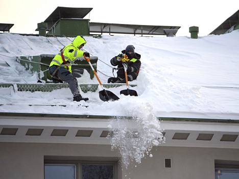 Ammattimaisilla lumenpudottajilla on kunnon turvavälineet, joita pientalojen omistajilta usein puuttuu.