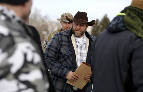 Joukon johtaja Ammon Bundy saapui tiedotustilaisuuteen 4. tammikuuta. Hänet pidätettiin Oregonissa eilen.