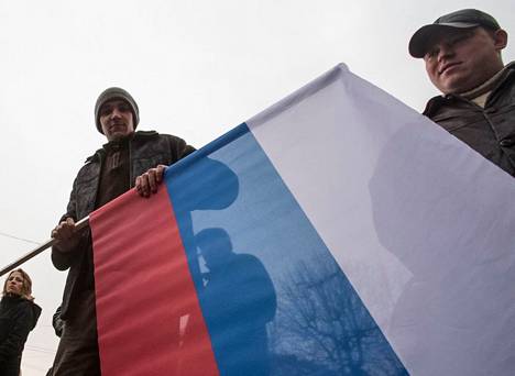 Venäjän-mielinen mielenosoittaja kantoi Venäjän lippua Zaporižžyan kaupungintalolla maaliskuussa 2014 pian sen jälkeen kun Venäjä oli vallannut Ukrainalta Krimin.