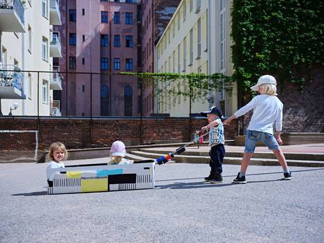 Lähipäiväkotiperiaate on tärkeä Helsingin poliitikoille. Kuvassa lapsia päiväkoti Rööperin pihalla kesäkuussa 2021. 