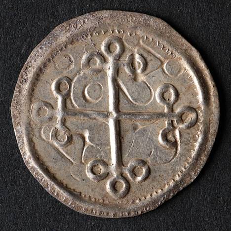 Aarteeseen kuuluva kolikko on lyöty kuningas Harald Sinihampaan aikana 970–80-luvuilla.