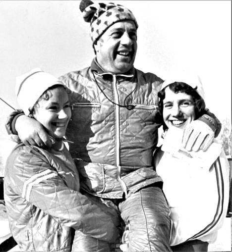Voitelumestari Osmo Hillebrandt joutui kultatuoliin naisten hiihdon jälkeen. Helena Takalo (vas.) ja Hilkka Kuntola olivat enemmän kuin tyytyväisiä sivakoittensa luistoon.