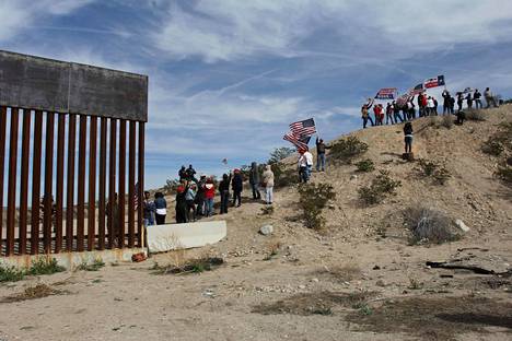 Republikaanipuolueen kannattajat järjestivät Meksikon rajalla muurin rakentamista tukevan mielenosoituksen Sunland Parkin lähistöllä New Mexicon osavaltiossa viime lauantaina.