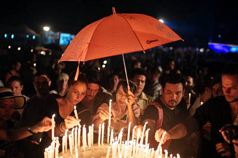 Ihmiset jättivät kynttilöitä muistoalttarille tsunamin uhrien muistotilaisuudessa vuonna 2014.