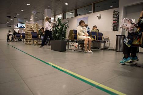 Haartmanin sairaalan päivystyksen odotushuone Helsingissä vuonna 2019.