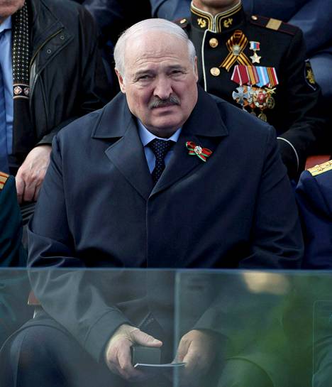 Aljaksandr Lukašenkan oikea käsi oli siteessä, kun hän seurasi Venäjän voitonpäivän paraatia Moskovassa viime viikolla. 