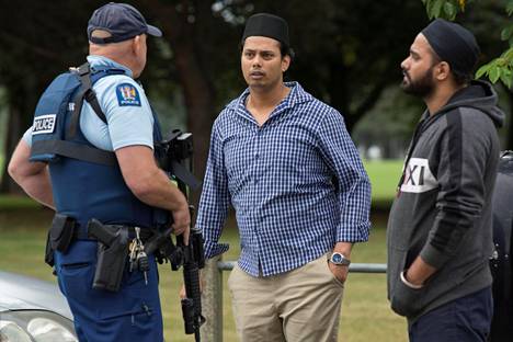 Poliisi ja verityön silminnäkijöitä Christchurchin moskeijan lähistöllä perjantaina.