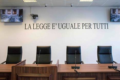 'Ndrangheta-mafiaorganisaation oikeudenkäyntiä varten rakennettu istuntosali Lamezia Termessä, Italian Calabriassa. Kuva 15. joulukuuta 2020. ”Laki on kaikille sama”, kerrotaan seinäkirjoituksessa.