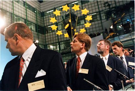 Lokakuussa vuonna 1994 Suomi äänesti Euroopan unioniin liittymisestä. Yleisradiossa ääntenlaskentaa seurasivat Sdp:n puheenjohtaja Paavo Lipponen, pääministeri Esko Aho (kesk), vasemmistoliiton puheenjohtaja Claes Andersson ja kokoomuksen puheenjohtaja Sauli Niinistö.