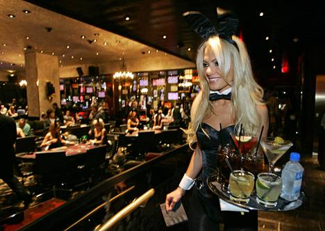 Puputyttö Katie Putnam tarjoili juomia juuri avatulla Playboy-klubilla Las Vegasissa vuonna 2006. Klubi sulki ovensa kuuden vuoden jälkeen.