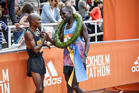 Kenialainen Felix Kirwa sai onnitteluja voitettuaan Tukholman maratonin, jossa osa kilpailijoista joutui väärälle reitille.
