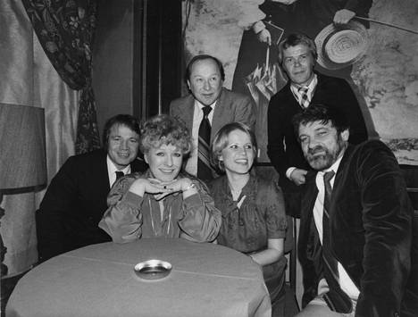 Uuden Iloisen Teatterin perustajat ja vierailija Eija-Sinikka esittäytyivät vuonna 1979 Helsingin  Fenniassa. Kuvassa Matti Kuusla (vas.), Marjatta Leppänen, Jaakko Salo, Eija-Sinikka, Lasse Mårtensson ja Jukka Virtanen. 