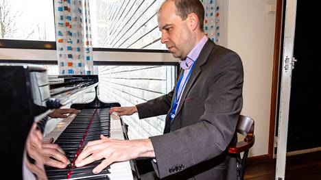 Janne Kankaala on taitava pianisti. Suomalainen Janne Kankaala on toiminut vuodesta 2021 pohjoisnorjalaisen Hadselin kunnanjohtajana.