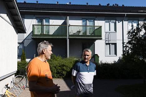 Kymmenet taloyhtiöt liittoutuivat taistelussa vakavia rakennusvirheitä vastaan. Pekka Haapanen ja Kari Hopponen keravalaisen taloyhtiön pihalla.