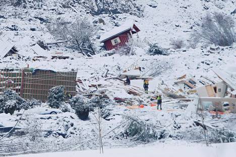 Pelastustyöntekijöitä maanvyörymäalueella Norjan Gjerdumissa perjantaina.