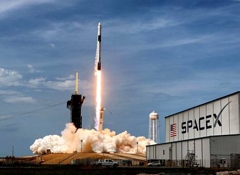 Kiina pyrkii kilpailemaan Elon Muskin SpaceX:n kanssa, kertoo South China Morning Post. Kuvassa SpaceX:n Dragon-alus lähtemässä Floridasta toukokuussa 2020.