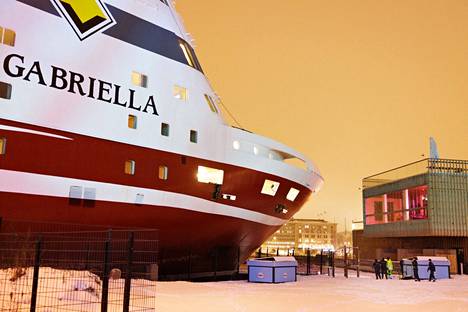 Viking Gabriella törmäsi rantavalliin Allas Sea Poolin kohdalla 12. tammikuuta 2022.