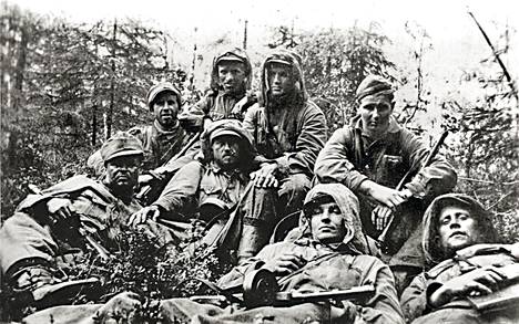 Patrol at Jubinitsijärvi in ​​the middle of summer 1942. In the front row, Eino Porvali (left), Aleksander Sederholm, Reino Sappinen and Kauko Pusa.  In the back row, Eino Lempinen, Unto Perkko, Paavo Auvinen and Arvo Ruuth.  - Book illustration.