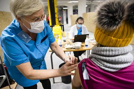 Helsingin kaupunki aloitti hoitotyössä olevien työntekijöidensä rokottamisen maanantaina 28. joulukuuta.