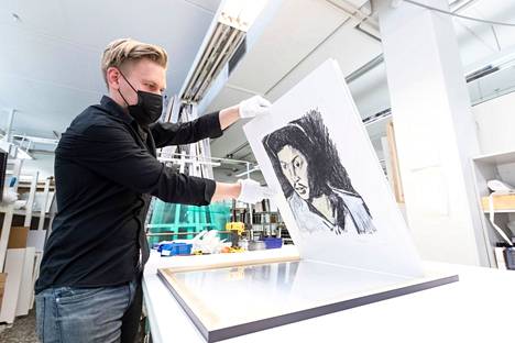 Taidekehystäjä Tuukka Malkki kehysti Bob Dylanin teosta Garment Worker toukokuussa 2021. Dylanin teoksia oli esillä Art of Pop -näyttelyssä Helsingin Messukeskuksessa.
