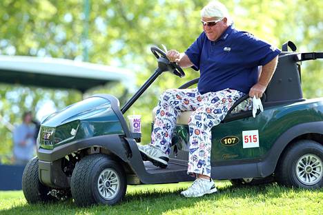 John Daly käyttää golfautoa pelikierroksillaan.
