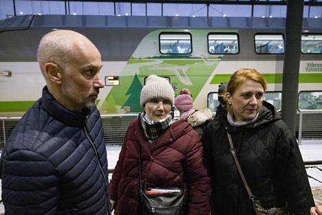 Juri ja Natalia Emaldynov tulivat rautatieasemalle Natalian äitiä Irinaa (kesk.) vastaan.