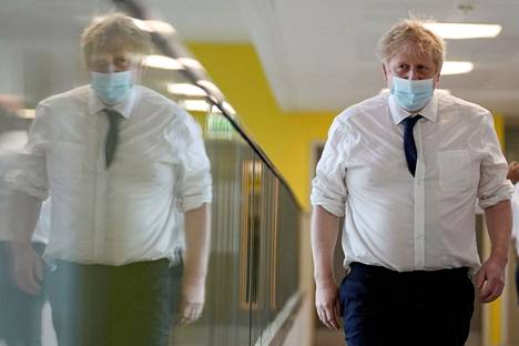 Britannian pääministeri Boris Johnson tutustui uuteen sairaalaan torstaina.